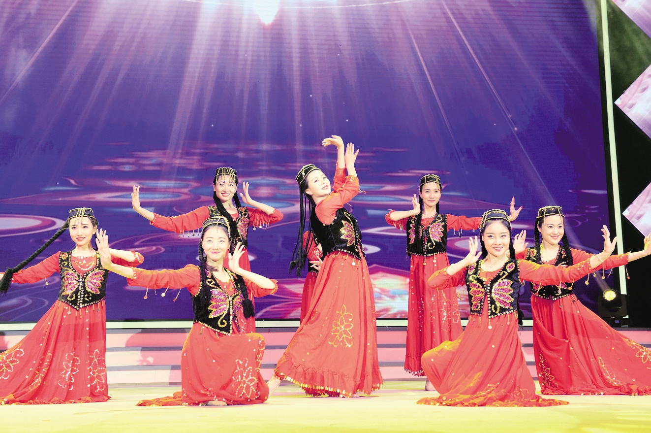 图为区内企业代表在颁奖仪式上表演舞蹈《跨越彩虹》 记者 肖鸣亮 摄