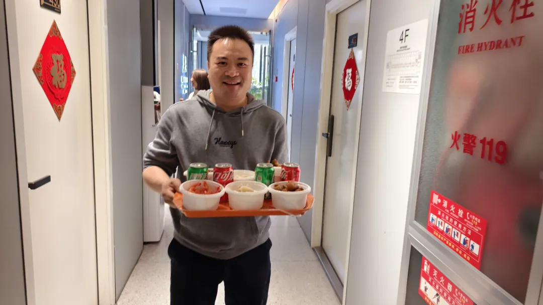 一张“小哥床铺”登上《人民日报》头版头条之后，静安这里关于小哥们的故事，讲完了吗？