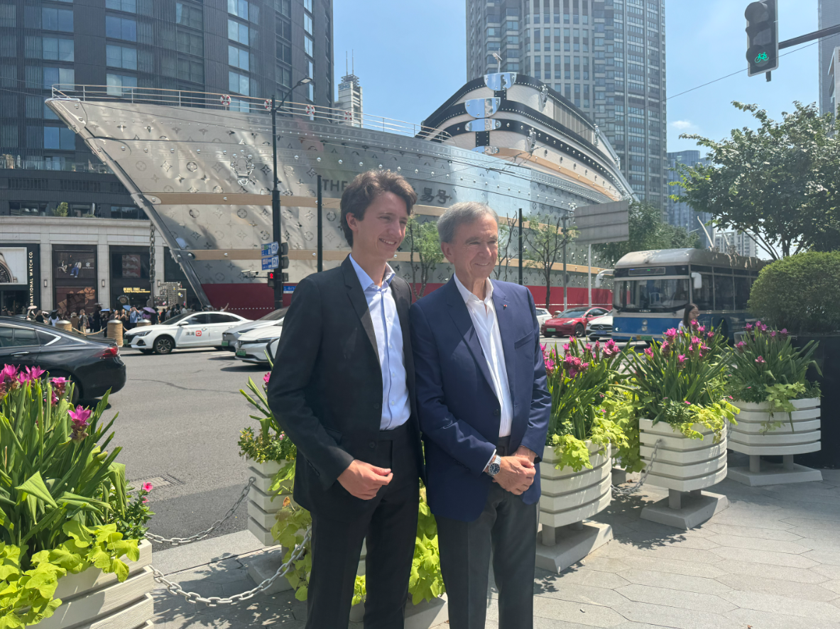 LVMH董事长阿尔诺现身上海细节:两次参观“路易号”!感叹中西融合成果,感谢政府努力
