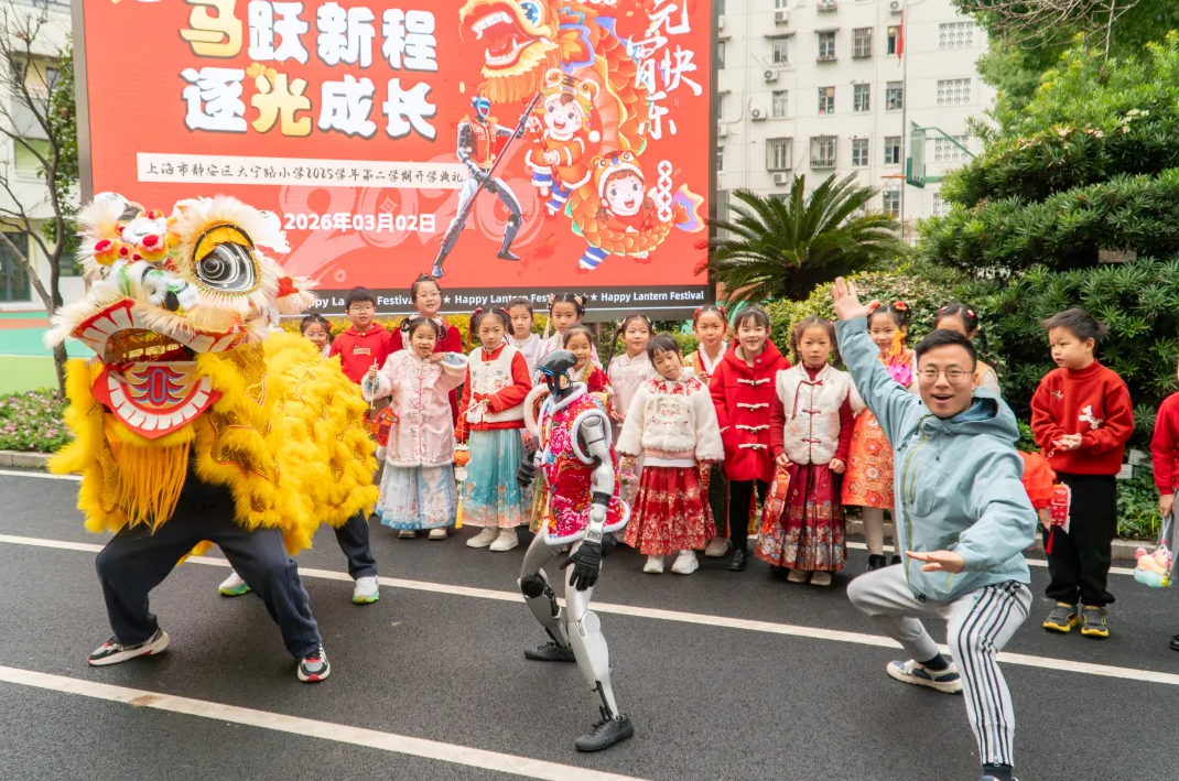 春晚同款机器人现身校门口！静安开学首日科技感+安全感拉满