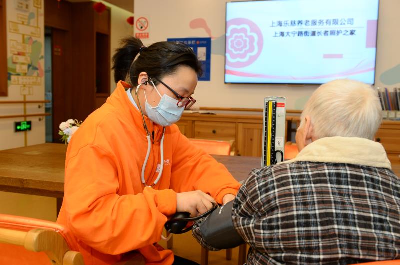 世界糖尿病日社区开展健康咨询服务关爱老人