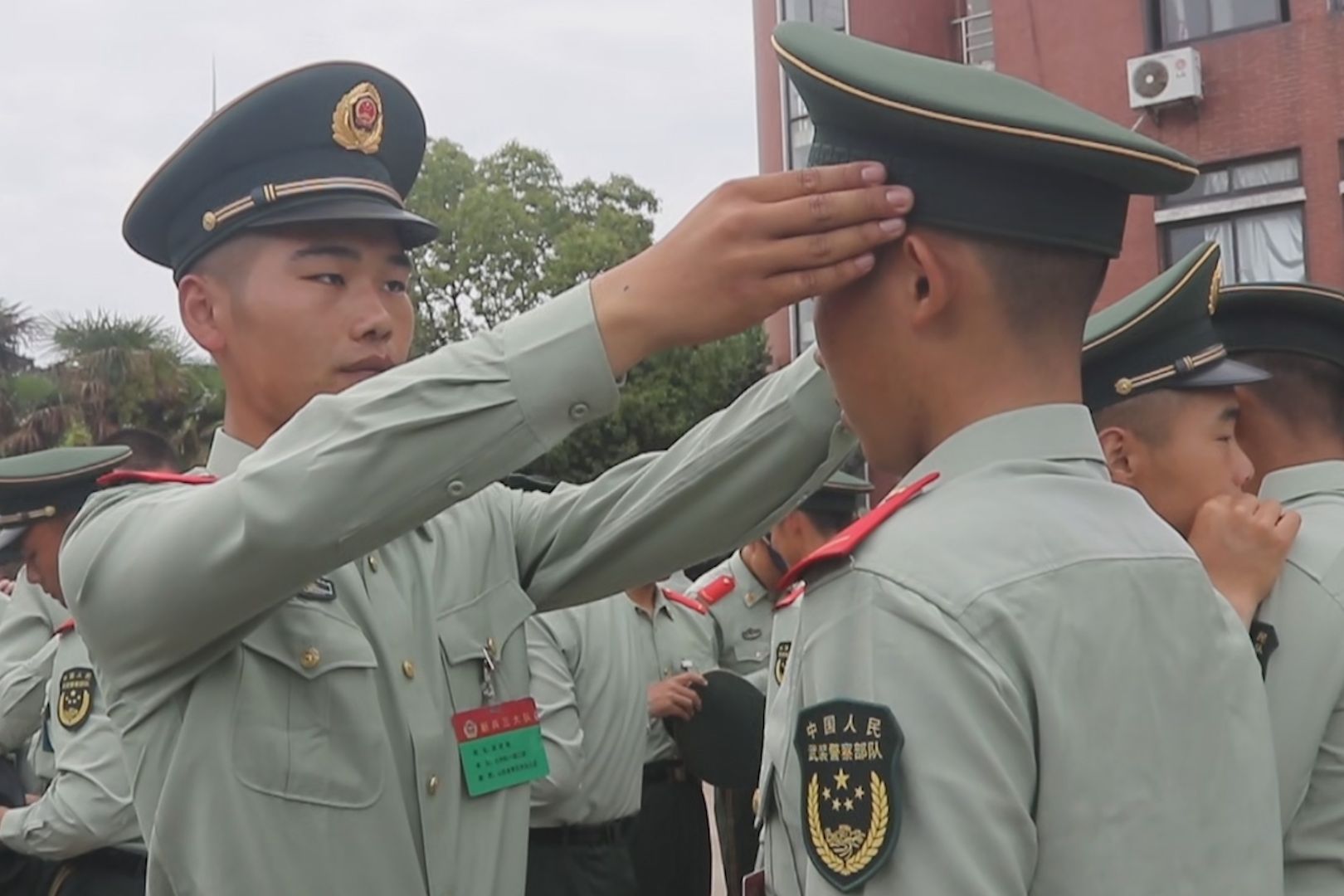 武警上海总队 首批春季新兵授衔 迎来军营"成人礼"