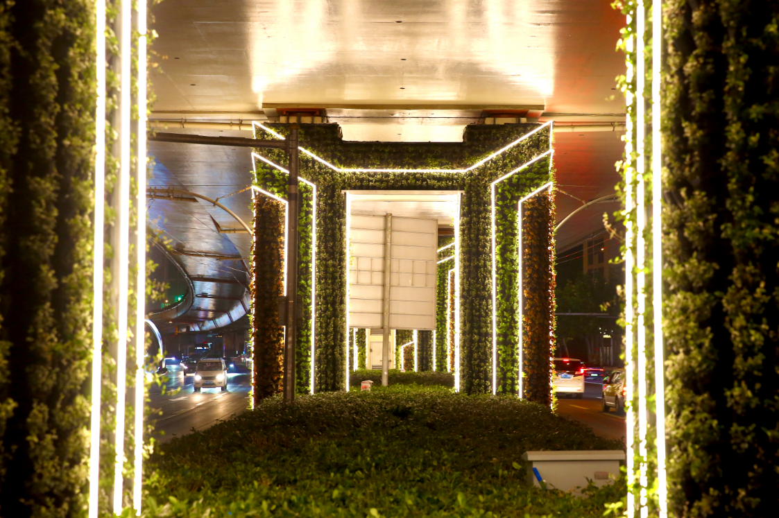 延安路高架桥柱立体绿化项目竣工