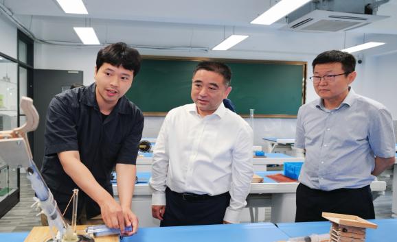 区委书记钟晓咏调研市北初级中学