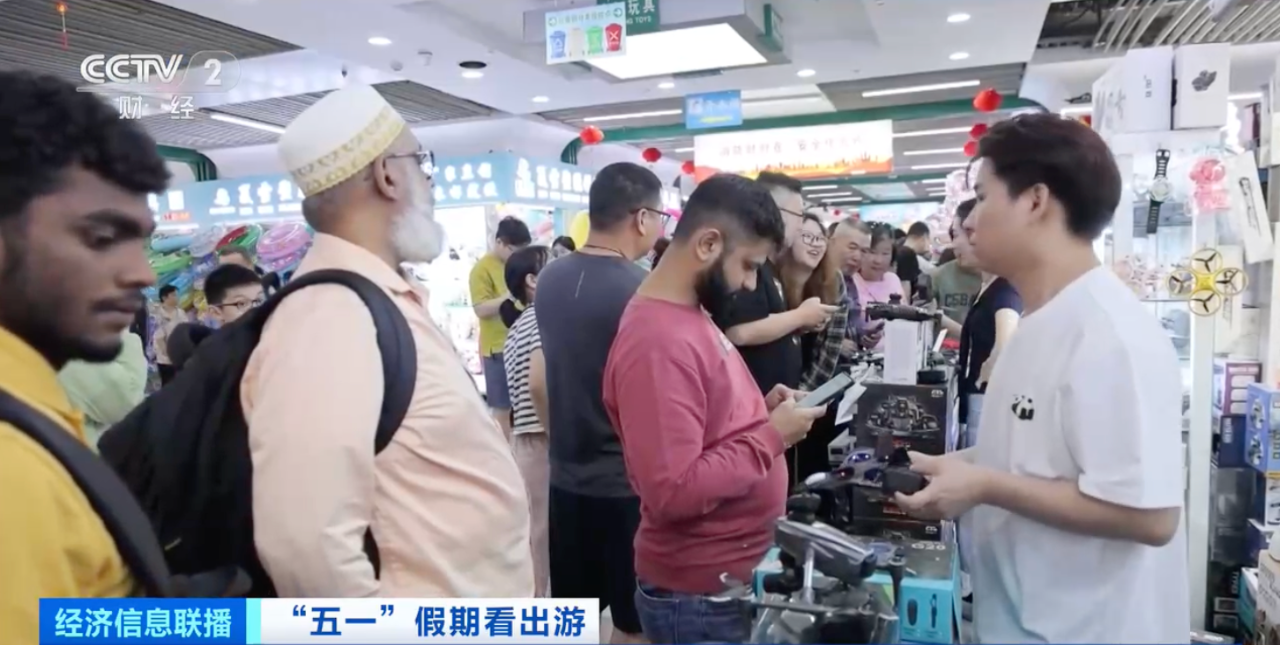旅游+购物 外国人提着行李箱来“扫货”