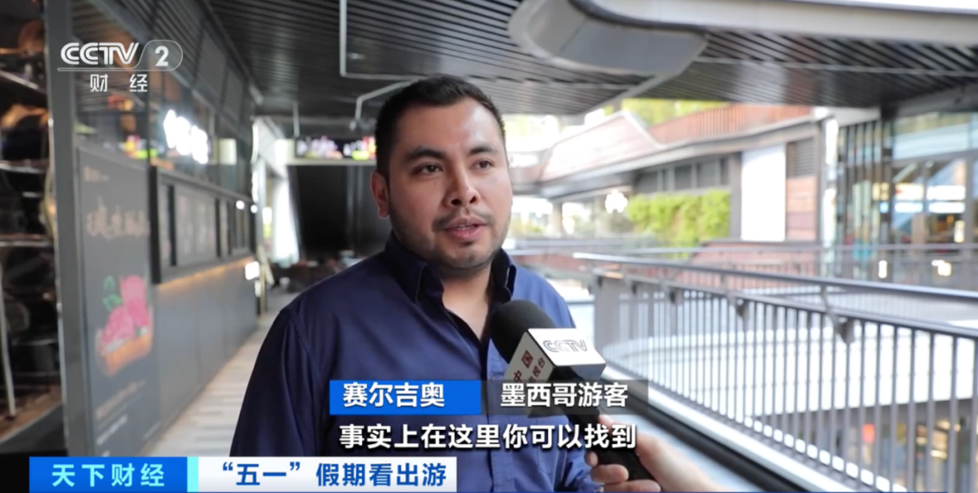 旅游+购物 外国人提着行李箱来“扫货”