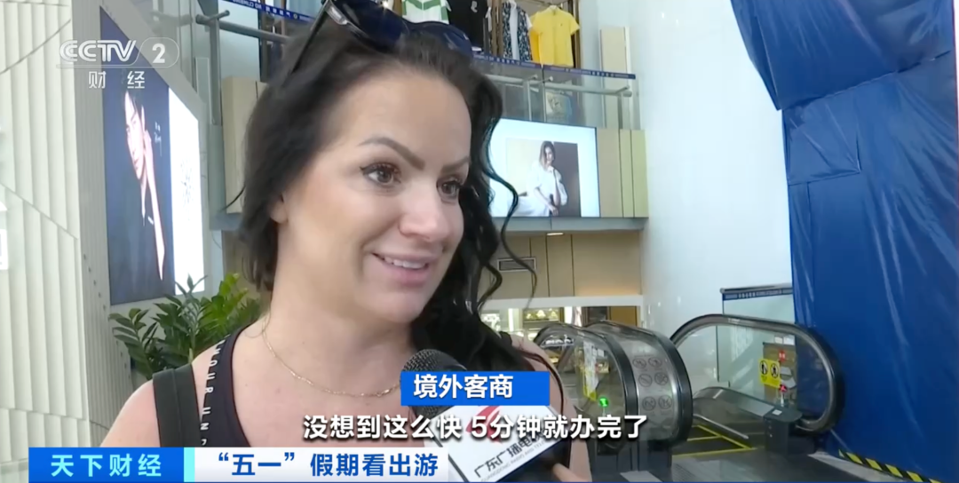 旅游+购物 外国人提着行李箱来“扫货”