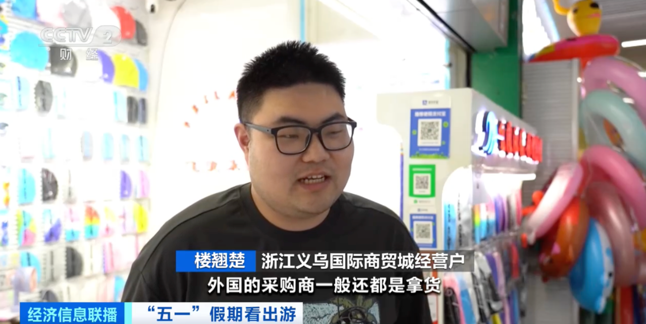旅游+购物 外国人提着行李箱来“扫货”