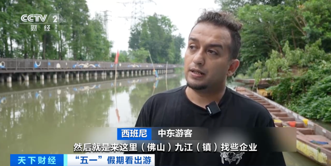 旅游+购物 外国人提着行李箱来“扫货”