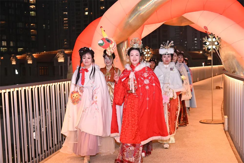 赏汉服、听民乐、游园会……元宵“闹”热商圈经济 赏汉服、听民乐、游园会……元宵“闹”热商圈经济