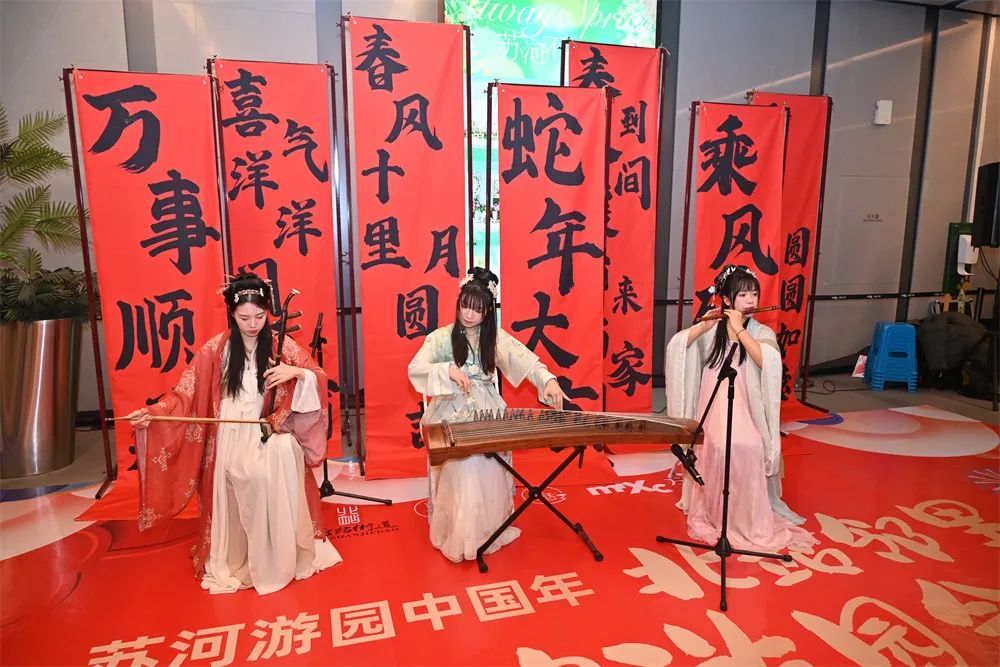 赏汉服、听民乐、游园会……元宵“闹”热商圈经济 赏汉服、听民乐、游园会……元宵“闹”热商圈经济