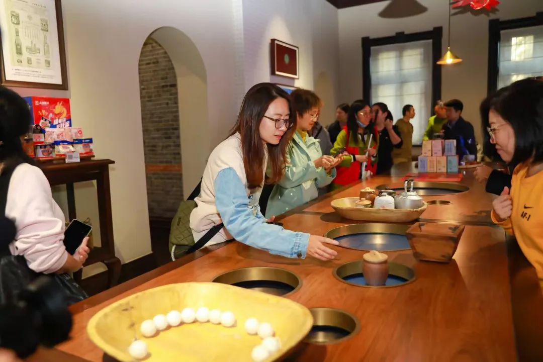 在这场残健融合的活动中，TA们戴上了眼罩……