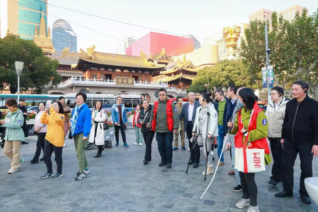 在这场残健融合的活动中，TA们戴上了眼罩……