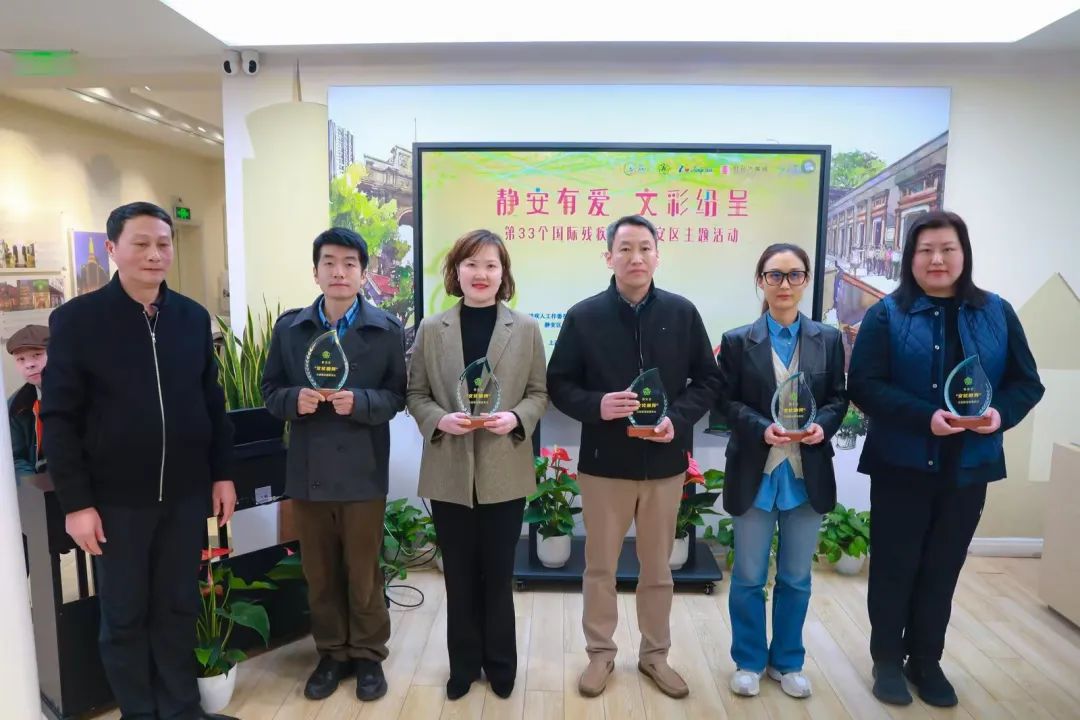 在这场残健融合的活动中，TA们戴上了眼罩……