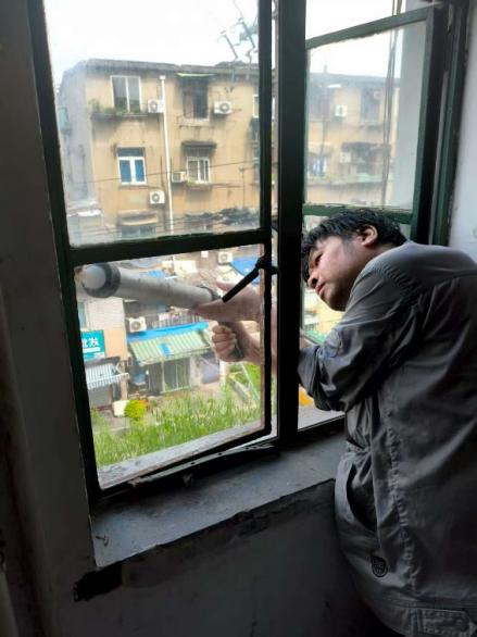 新福事·善治 | 剪树枝、换旧窗！以“微行动”破解小区“大难题”