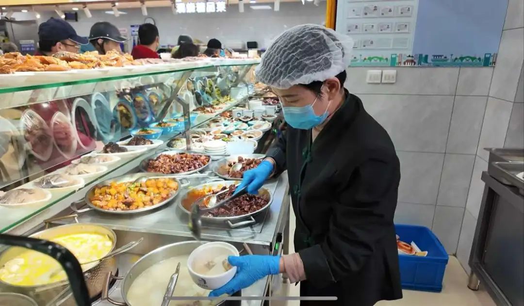统一结算、统一优惠、统一监管、统一标识……静安社区长者食堂“静邻餐厅”实现“一卡通吃”！丨静邻·民生