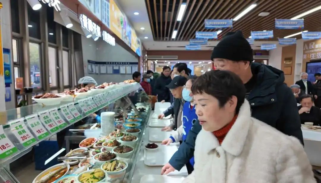 统一结算、统一优惠、统一监管、统一标识……静安社区长者食堂“静邻餐厅”实现“一卡通吃”！丨静邻·民生