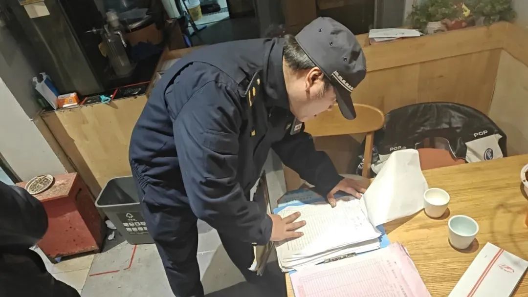 条块联动式执法！TA们“深入”辖区餐饮店后厨……