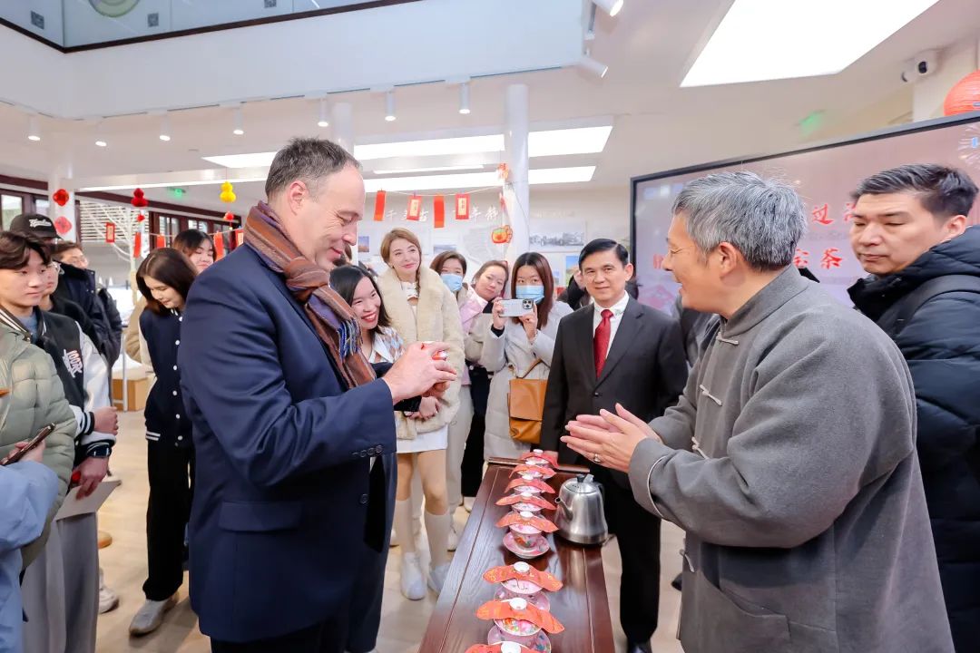 来静安怎么玩、怎么逛？跟着“爱静安”City Walk外国友人专属线路出发 | 过新年，在静安