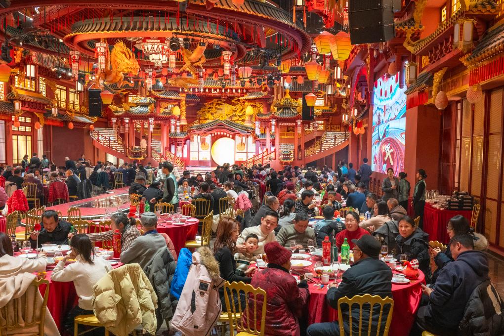 新华全媒+丨活力旺 亮点多——春节消费市场一线观察