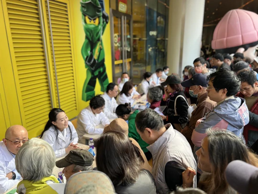 “十几个科室的专家医师都在现场，非常方便！”