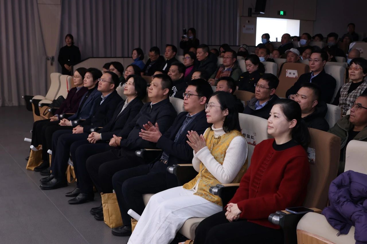 2 与会人员认真观看演出内容.jpg