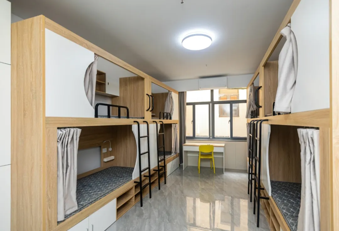 一张“小哥床铺”登上《人民日报》头版头条之后，静安这里关于小哥们的故事，讲完了吗？