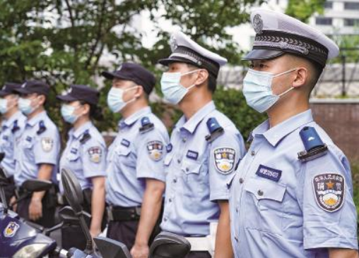 迈入制度化规范化法治化新阶段上海警方为辅警统一授证换标