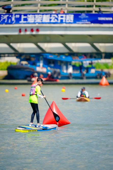 上海桨板公开赛首次在市区核心水域举行