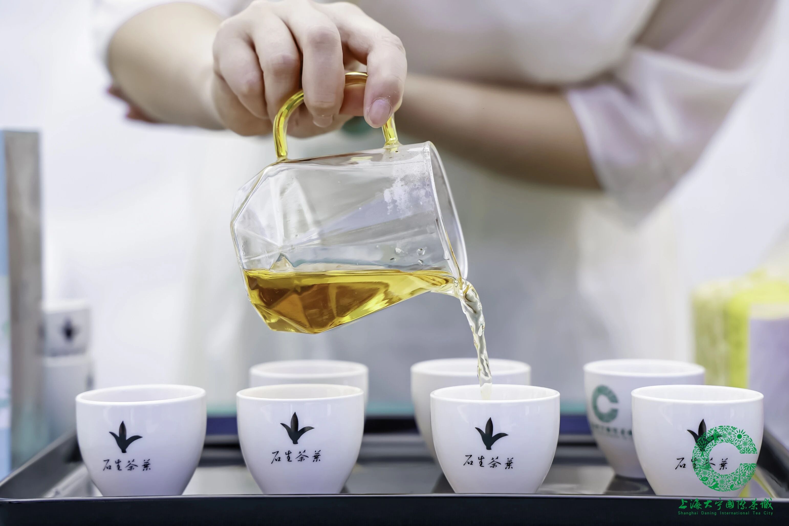 以茶为媒绘新景,共和新路街道“新韵•春茗雅集”启幕国际友好消费新篇章 以茶为媒绘新景,共和新路街道“新韵•春茗雅集”启幕国际友好消费新篇章