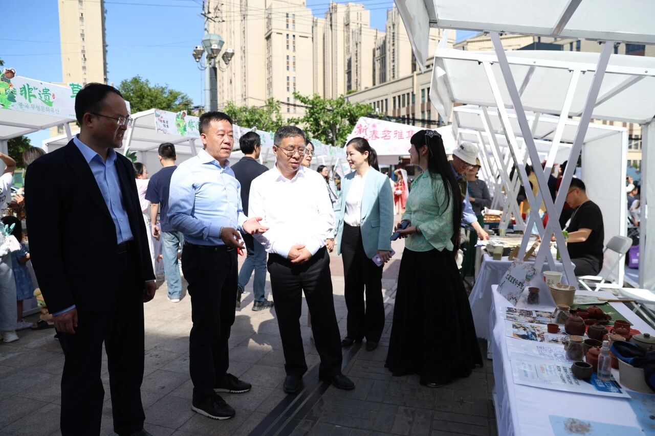 以茶为媒绘新景,共和新路街道“新韵•春茗雅集”启幕国际友好消费新篇章 以茶为媒绘新景,共和新路街道“新韵•春茗雅集”启幕国际友好消费新篇章