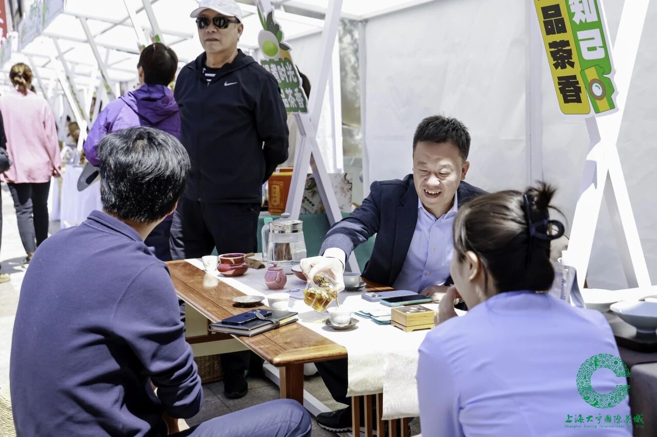 以茶为媒绘新景,共和新路街道“新韵•春茗雅集”启幕国际友好消费新篇章 以茶为媒绘新景,共和新路街道“新韵•春茗雅集”启幕国际友好消费新篇章