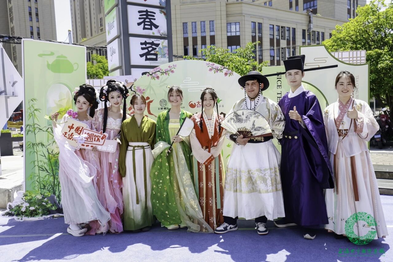 以茶为媒绘新景,共和新路街道“新韵•春茗雅集”启幕国际友好消费新篇章 以茶为媒绘新景,共和新路街道“新韵•春茗雅集”启幕国际友好消费新篇章