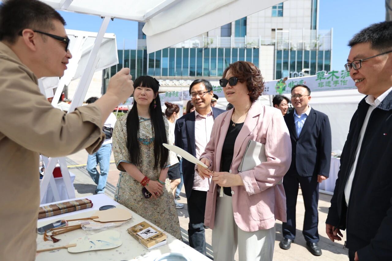 以茶为媒绘新景,共和新路街道“新韵•春茗雅集”启幕国际友好消费新篇章 以茶为媒绘新景,共和新路街道“新韵•春茗雅集”启幕国际友好消费新篇章