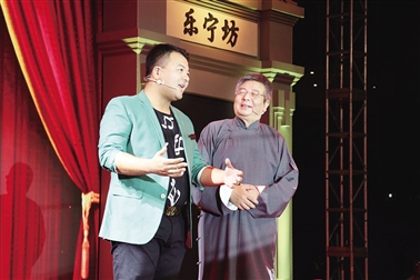图为陶德兴,钱懿为江宁居民表演独角戏《欢歌笑语》