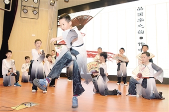 闸北二中心小学少儿吟诗义卖融为一体