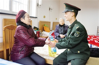 图为部队小战士与北站街道敬老院老人亲切交谈 李瑛 摄 