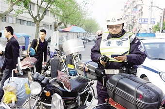 静安公安集中整治轨交站点周边违法“五类车” 