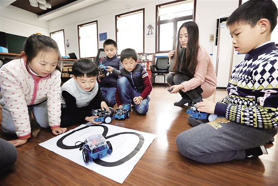 图为孩子们正在操控机器人 记者 余儒文 摄 