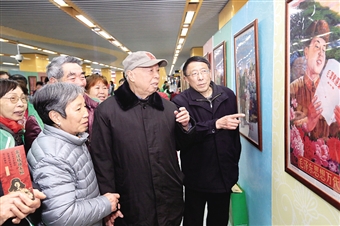 图为虞仁昌老人在参观专题展 记者 余儒文 摄 