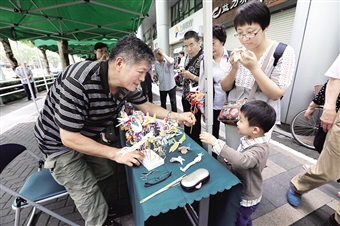 图为活动当天现场爱心义卖 记者 余儒文 摄 