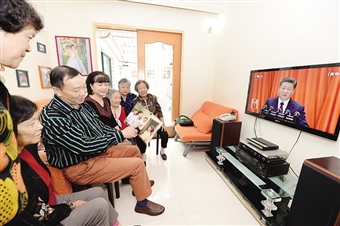 图为彭五小区居民聚集在葛竞华家观看“十九大”开幕直播 