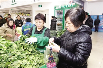图为居民在岭南路菜市场内的蔬菜批零直供点选购蔬菜 记者 余儒文 摄 