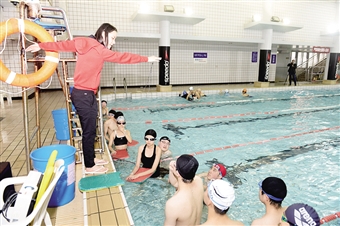 图为民立中学教师正在指导学生游泳 记者 肖鸣亮 摄