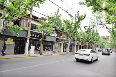 愚园路（乌鲁木齐北路至镇宁路）上一批店招和店牌完成了更新改造■记者 肖鸣亮 